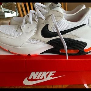 Nike airmax excee BRAND NEW never worn 125$ 11.5 size